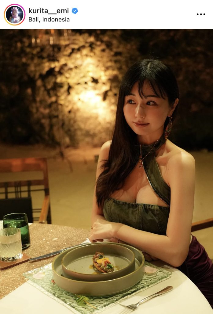 洞窟の中でのディナーを楽しむくりえみ