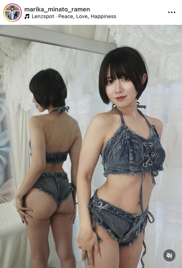 魅力的なデニムのビキニ姿