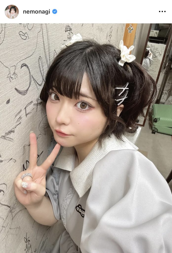 少しホッとした表情でピースサイン