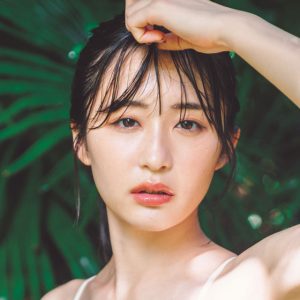 スラりと伸びる脚にあどけなくも美しい表情…19歳美女のまぶしいグラビア