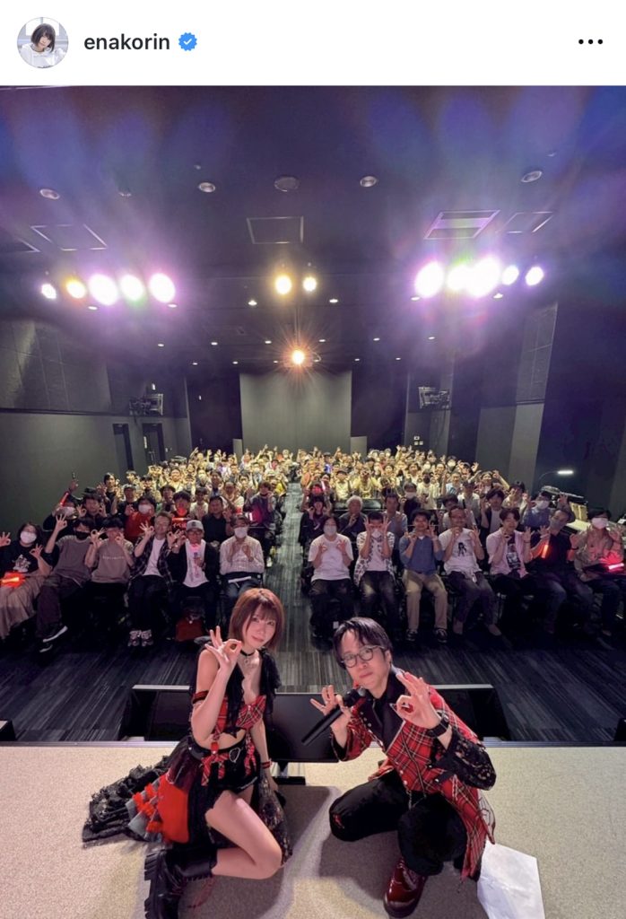 リリースイベントに駆け付けたファンと記念撮影