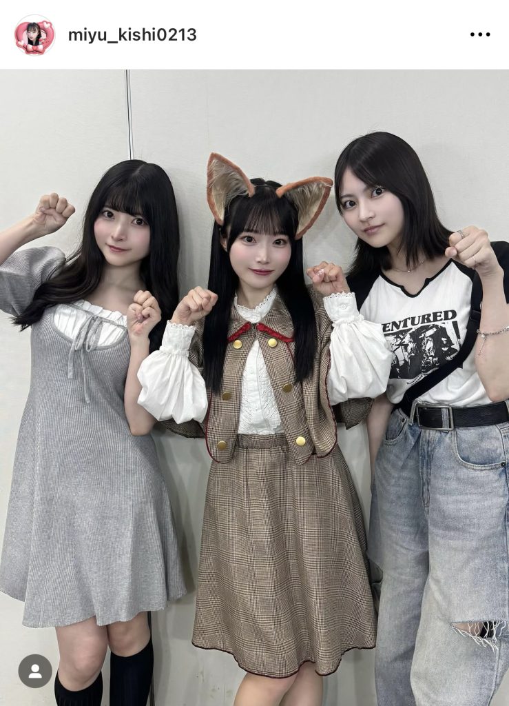 ＃ババババンビのメンバー・小鳥遊るい、宇咲とネコポーズ