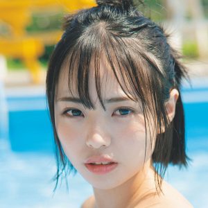 クールな顔立ちで大注目…グラビア映えするボディーがまぶしい