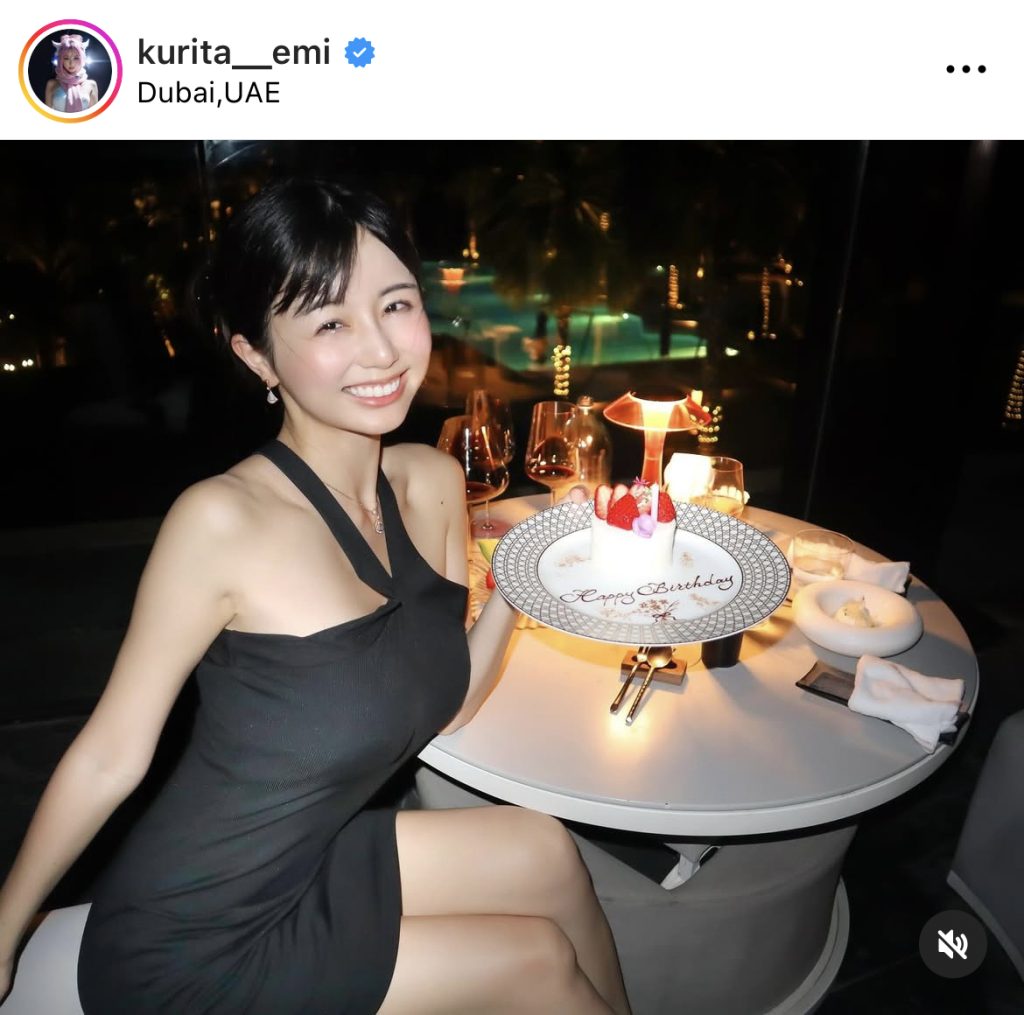 ドバイで誕生日を祝われ笑顔を見せる