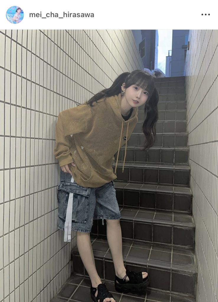 ボーイッシュなスタイルも見せる