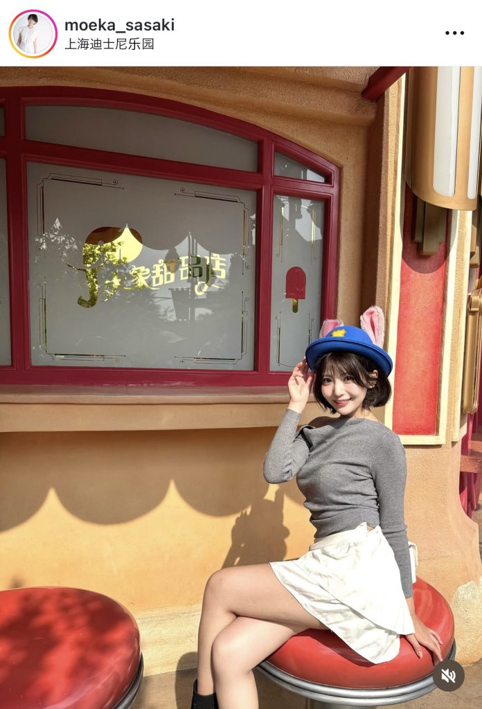 ディズニーを満喫する佐々木萌香