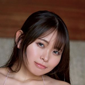 “研究者グラドル”空峰凛、際どいV字衣装で魅せる最新作