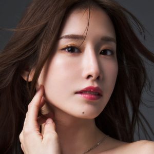 益田アンナ、待望の1st写真集「たくさんのかけらが一つの光に…」芸能活動11年目の集大成