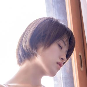 ショートカットグラドル鈴木うた、秘密の行為に溺れる人妻教師役でグラビア新境地