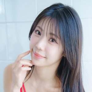 “グラドルレジェンド”鈴木ふみ奈、約1年ぶりとなるトレカで国宝級ボディーを大胆に