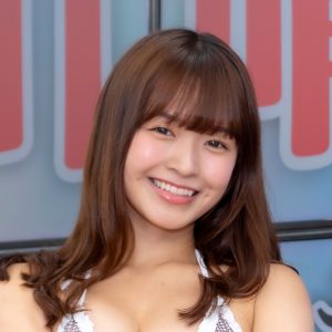 『社長！』『あっ、私か！』…取締役社長に就任した百川晴香がフリフリ付きのかわいらしいビキニ姿で登壇