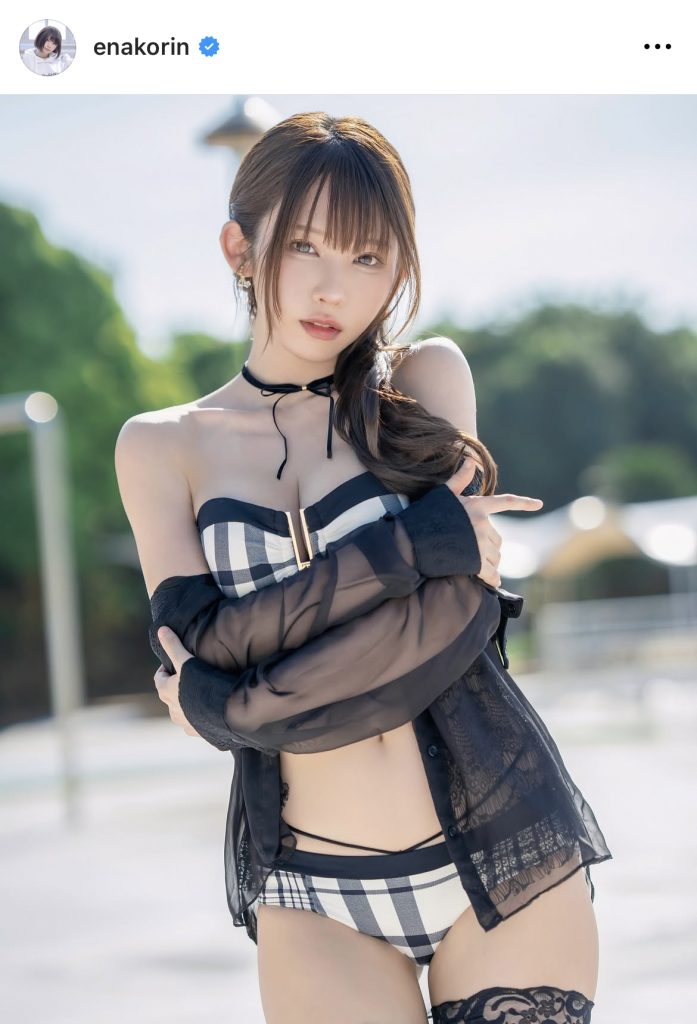 チェックのビキニで誘惑するえなこ