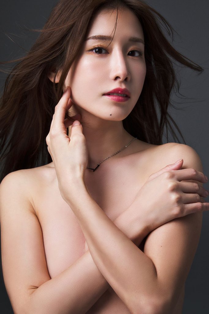 益田アンナ1st写真集「Fragmentsofglow」(玄光社)