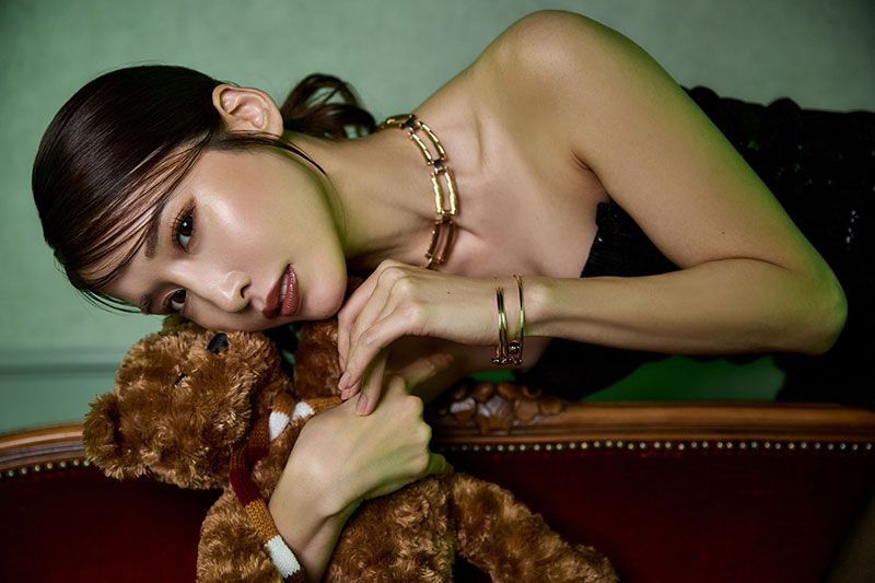 益田アンナ1st写真集「Fragmentsofglow」(玄光社)