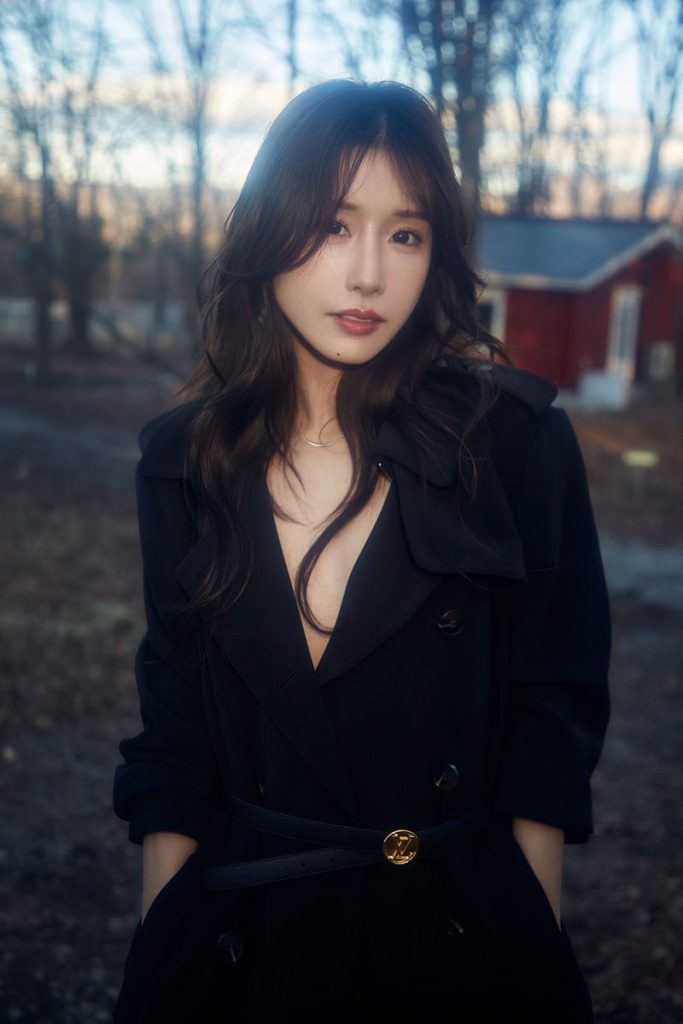 益田アンナ1st写真集「Fragmentsofglow」(玄光社)