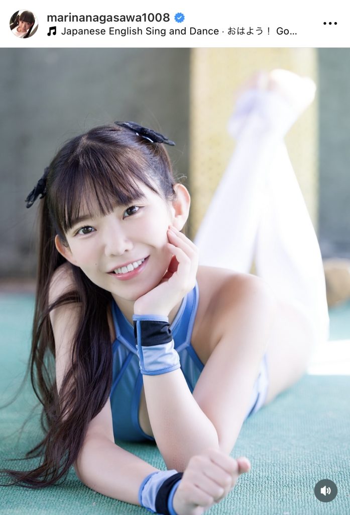 こちらを見つめてニコッ