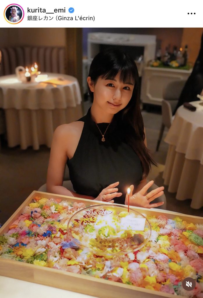 大人っぽいドレス姿のくりえみ