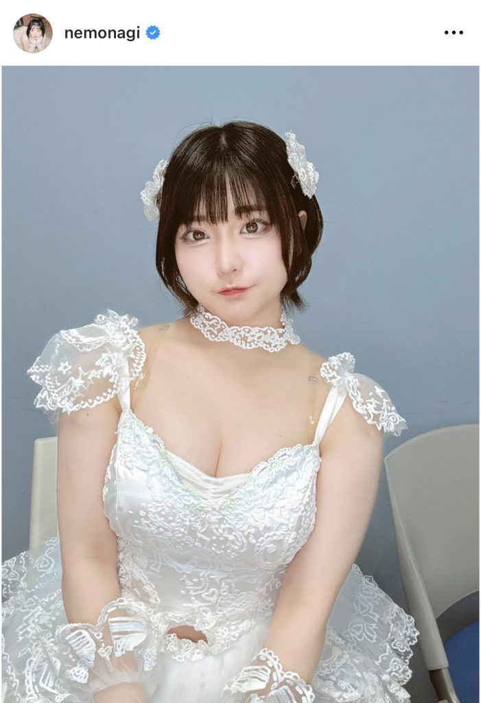 胸元の空いたキュートな純白ドレス姿を披露