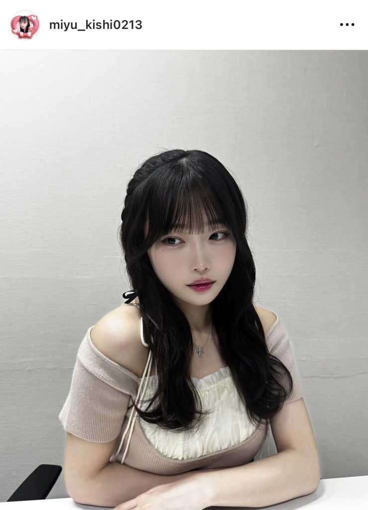 大人っぽい表情を見せる岸みゆ