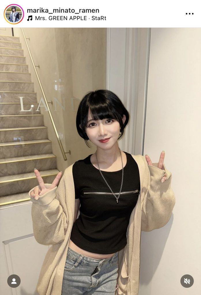 髪の毛切ってブルーブラックにしたおしゃれな水湊まり花