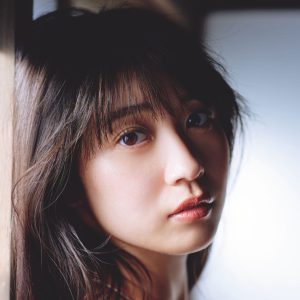 グラビア界のニューヒロイン溝端葵『週プレ』二度目の表紙を飾る