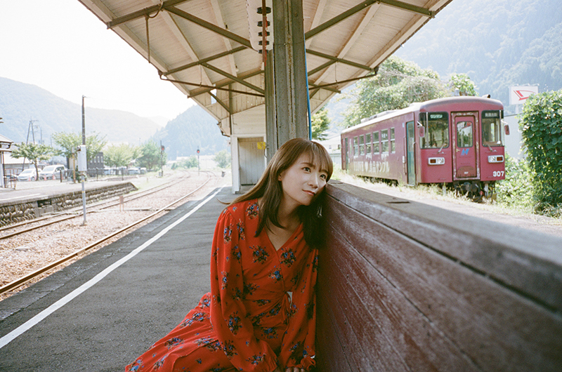 秋元真夏フォトブック『淡淡(あわあわ)』(幻冬舎)より