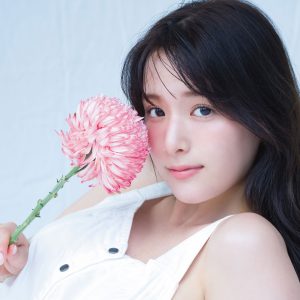 “ミスマガ”葉月くれあ1st写真集より横乳チラりな白いワンピースカット公開