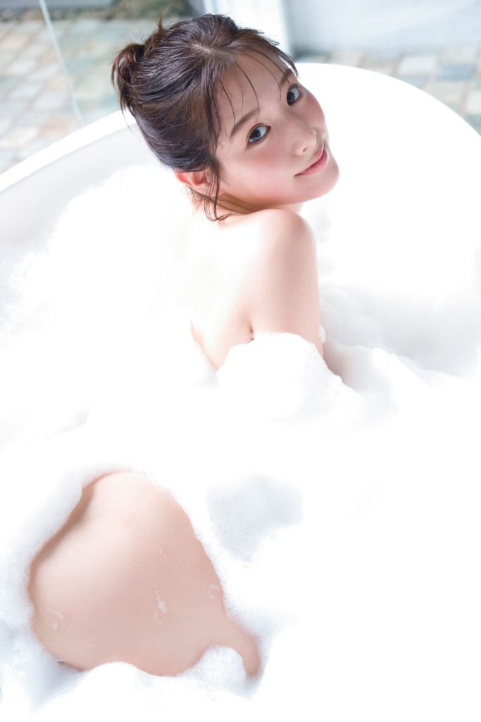 葉月くれあ1st写真集『clarus』より