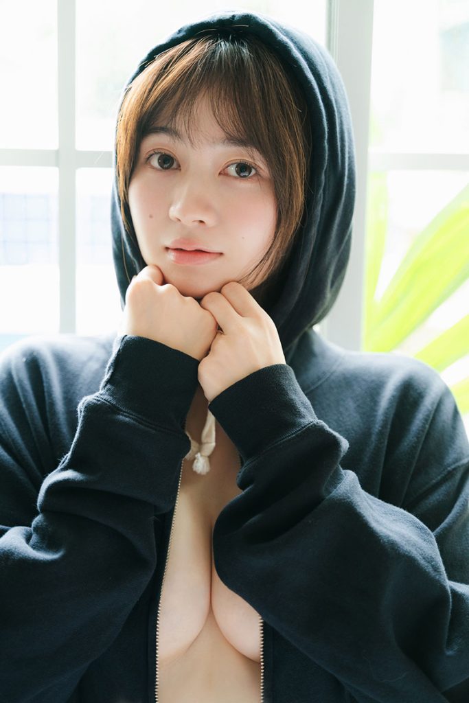 江籠裕奈3rd写真集『I DO Love』より