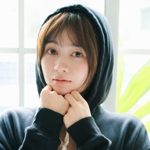 江籠裕奈3rd写真集より素肌にパーカーの大胆カット解禁