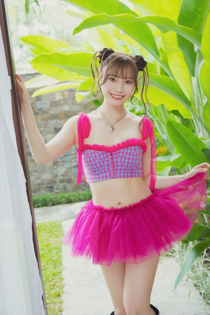 『川越紗彩1st写真集 なんとかなるなる』より