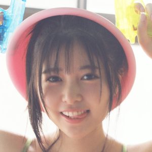 頓知気さきな、両手に水鉄砲…昭和レトロな旅館のお風呂で撮影された新カット解禁