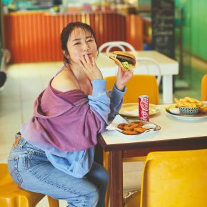 磯山さやか写真集よりもぐもぐショット＆物憂げな表情のランジェリーショットが新たに公開