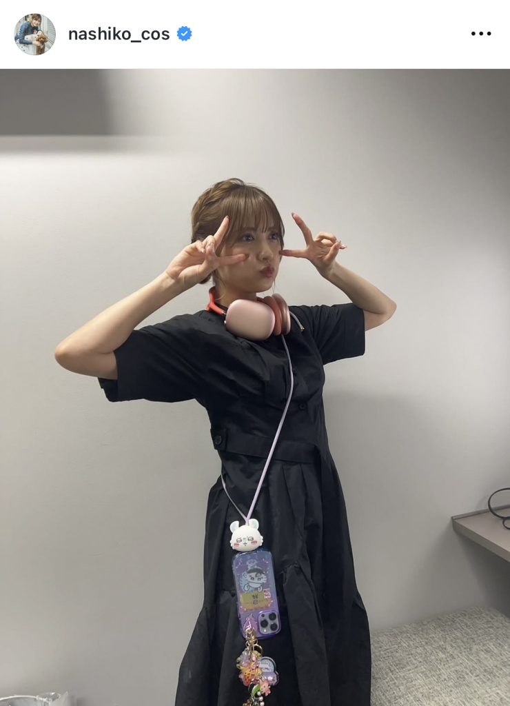 落ち着いた黒ワンピとおどけた表情がとても良い1枚