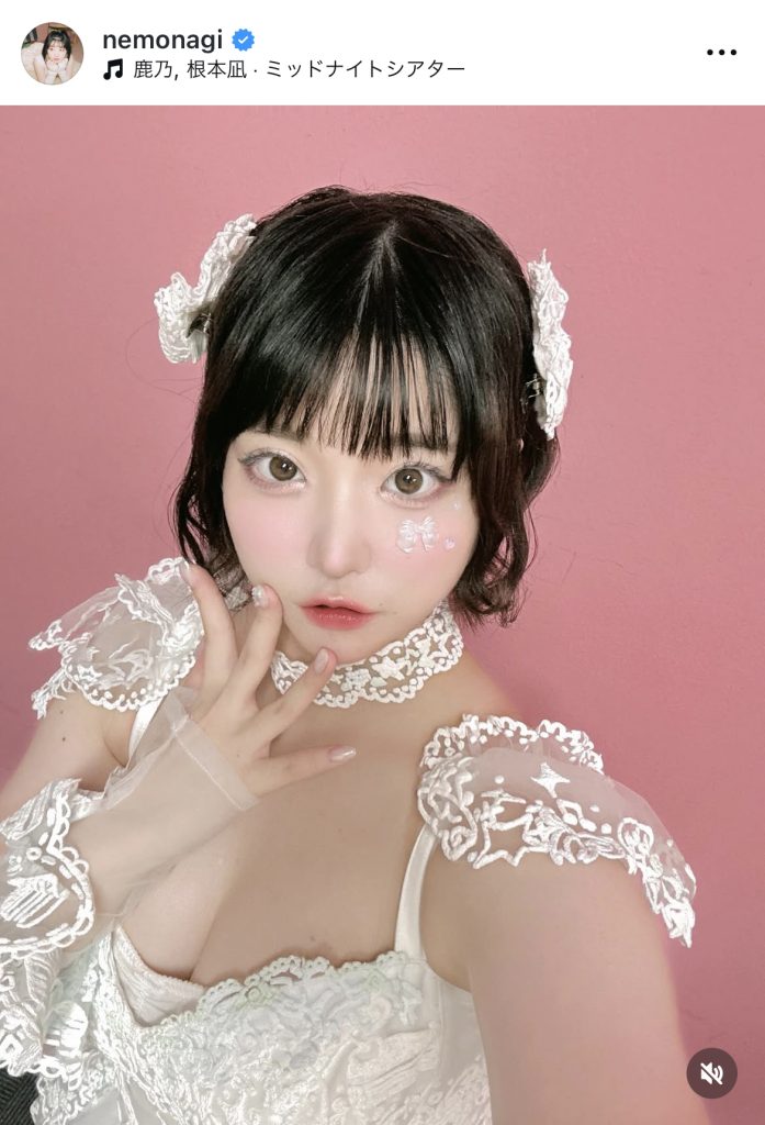 何かを訴え掛けるようなカメラ目線での1枚