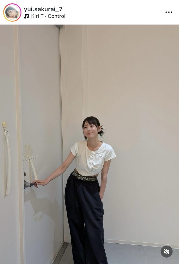 モノトーンの私服姿がクールでキュートな櫻井優衣