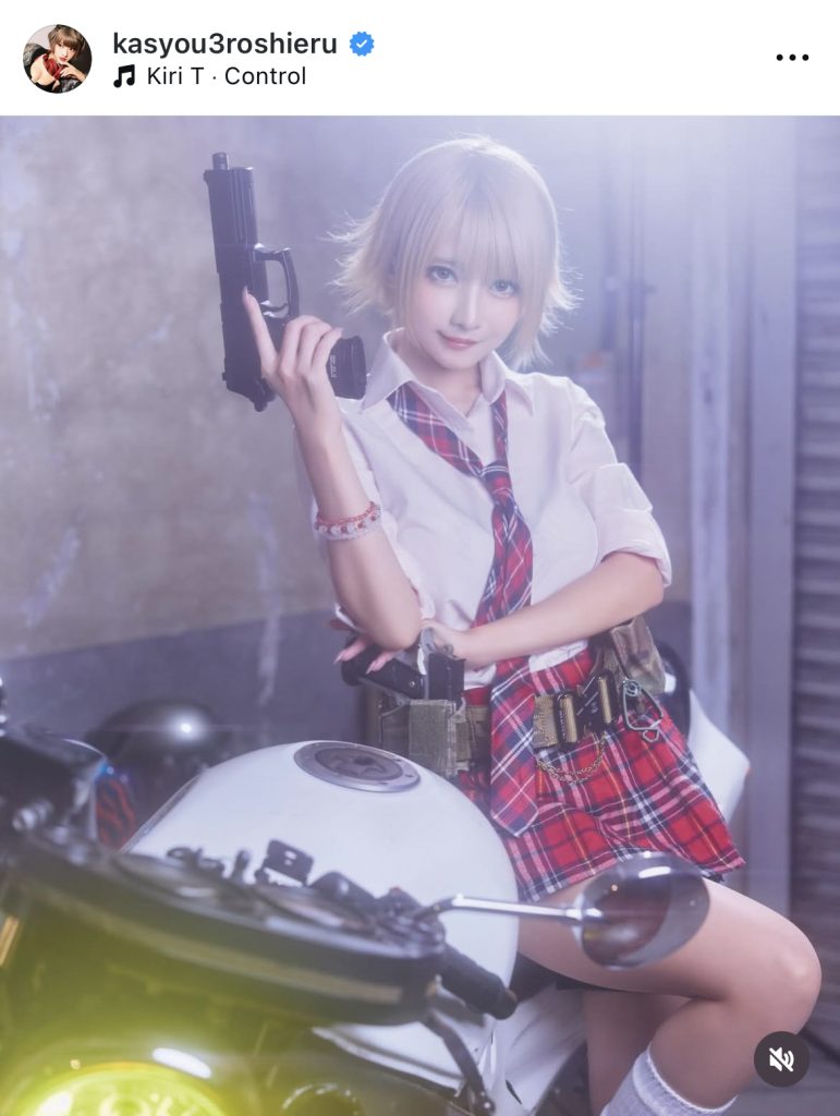 コチラも制服コス×拳銃という素晴らしいカット