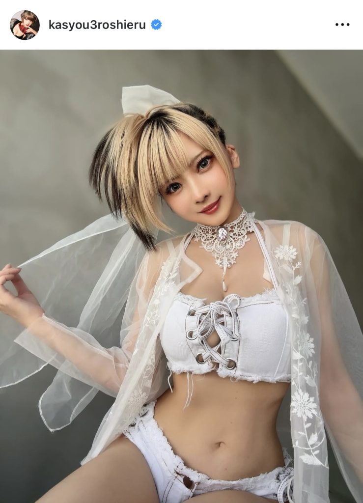 「コミックマーケット」会場限定写真集の衣装姿