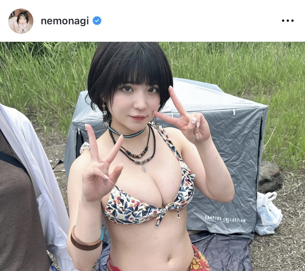 カメラ目線でピース