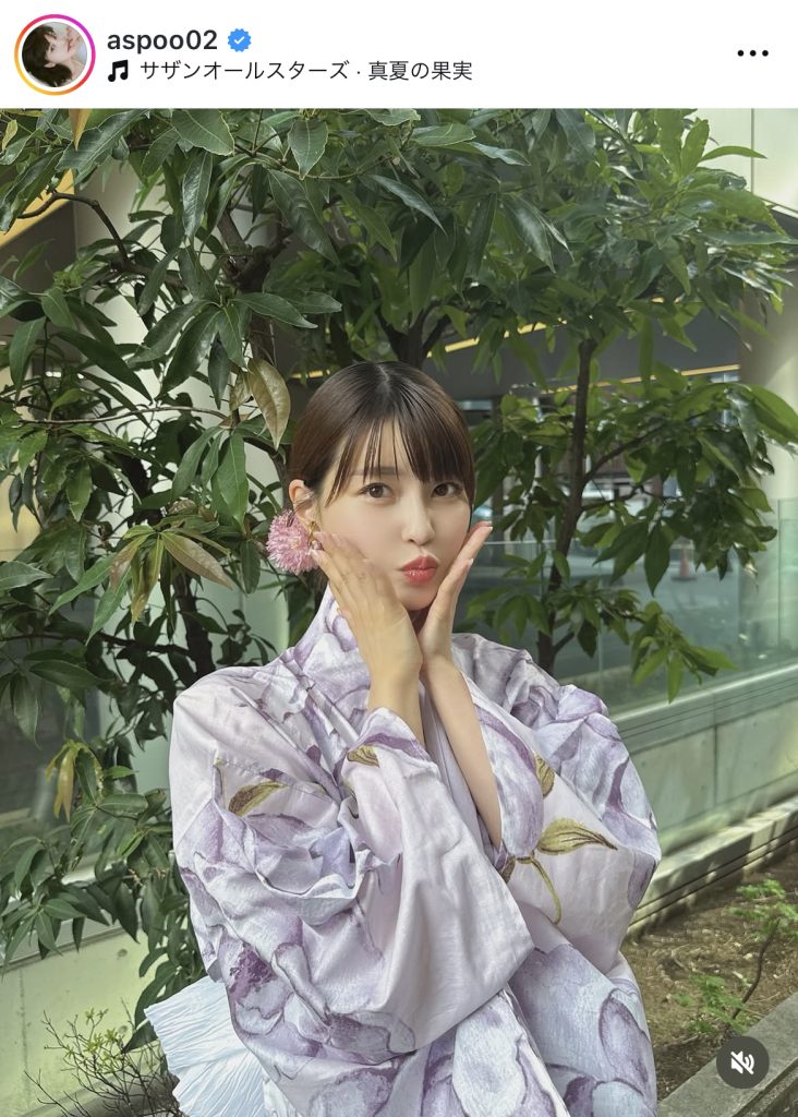 浴衣姿でキュートな表情を見せる