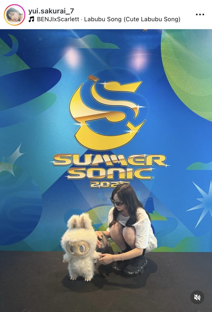 ラブブと戯れる姿も愛らしい