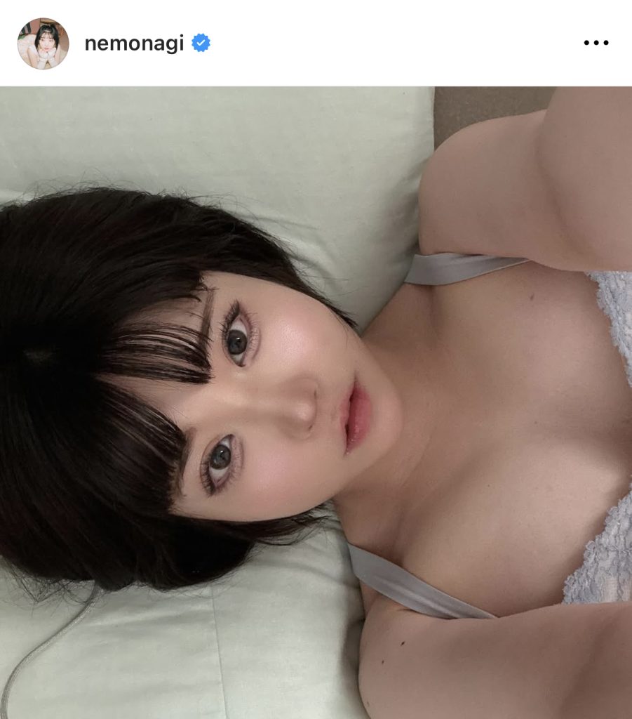 根本凪のグラビア“ねもグラビア”の1コマ