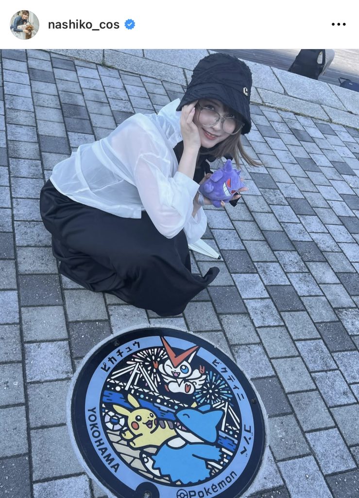 「ポケふた」と嬉しそうに記念撮影を行う桃月なしこ