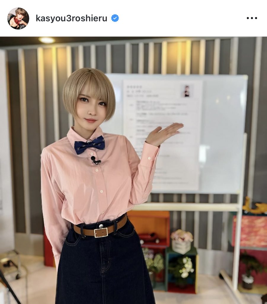 「有野屋書店」での衣装姿もキュート