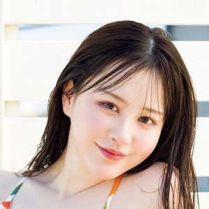 元アイドルが大人っぽい表情で魅せるまぶしいグラビアショット