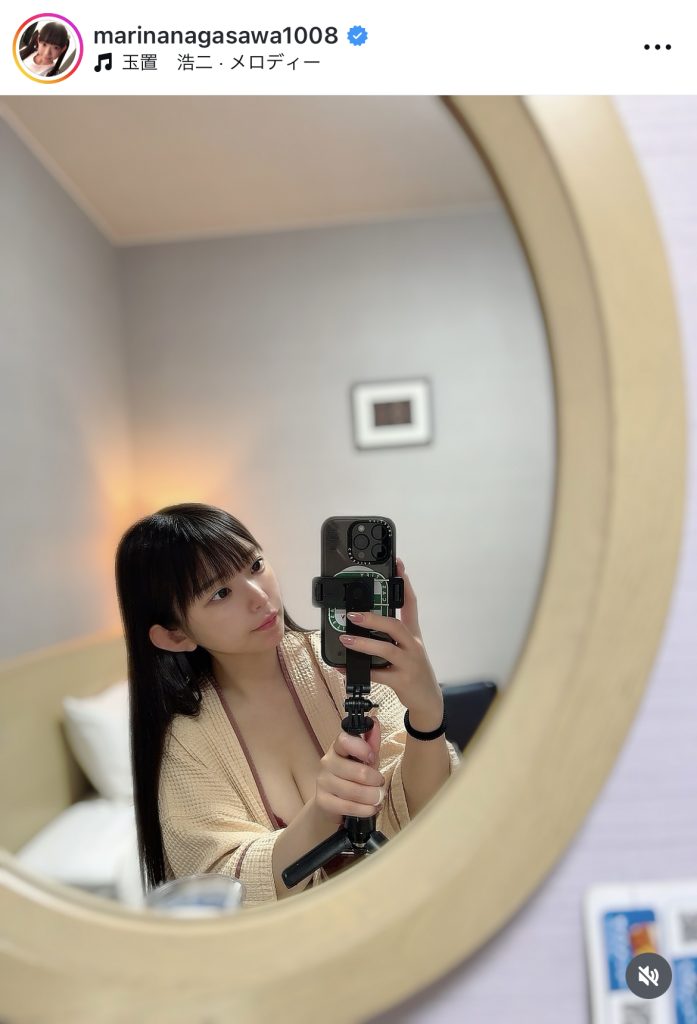 自撮りで真剣な表情を見せる