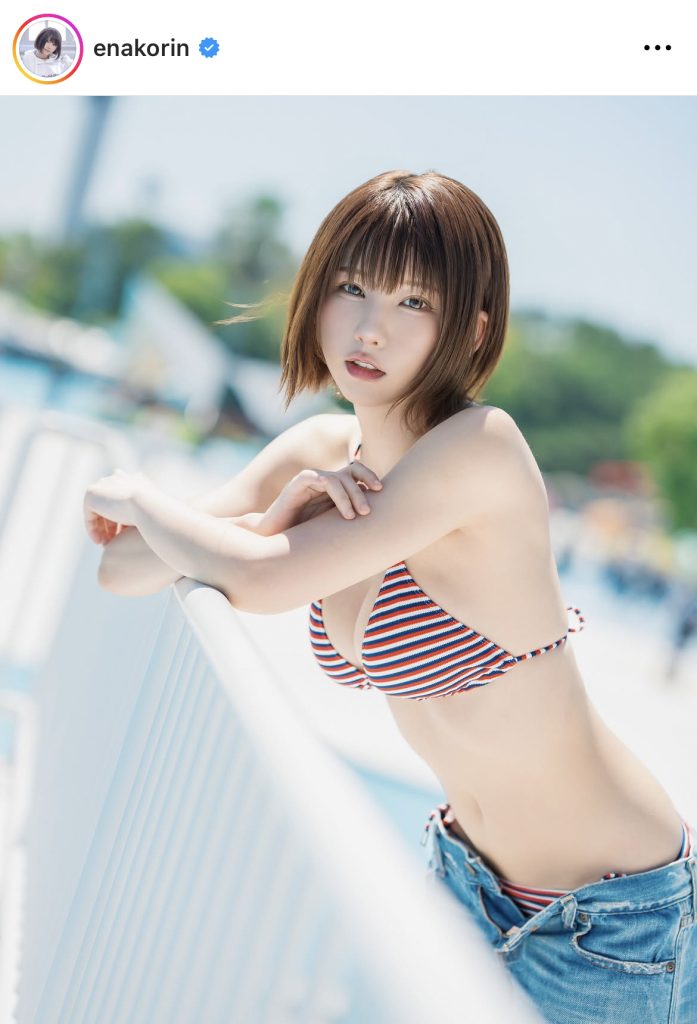 ボーダーのビキニ＆ショートパンツで健康的な可愛さを見せる