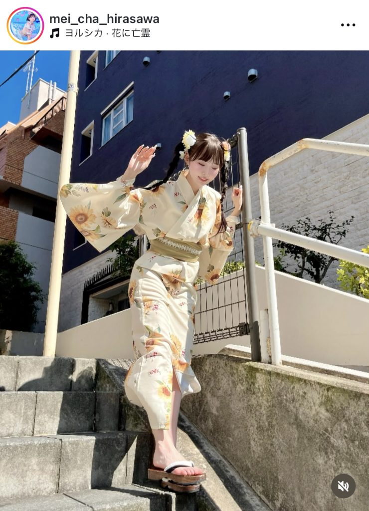 涼しげな浴衣姿で街を歩く