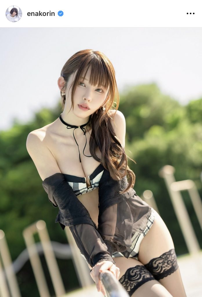 キュートな表情を見せるビキニ姿のえなこ