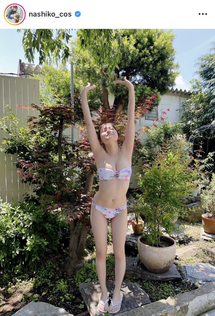 ビキニ姿で元気いっぱいに伸びをする桃月なしこ